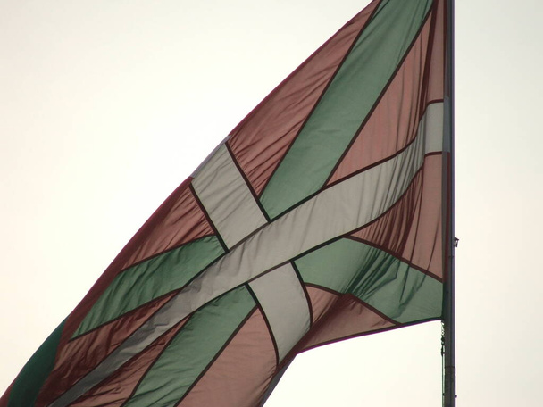 Havada dalgalanan Basquee bayrağı - Fotoğraf, Görsel
