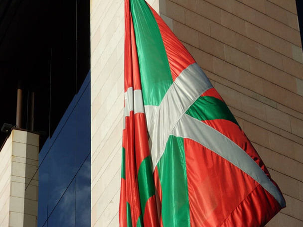 Bandera de Basquee ondeando en el aire
 - Foto, Imagen