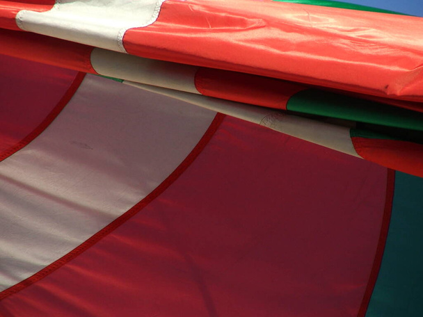Basquee lippu heiluttaa ilmassa
 - Valokuva, kuva