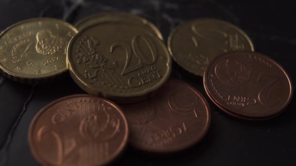 stapel eurocent munten op oud zwart verfrommeld papier close-up. Een spelletje licht. Het concept van financiële crisis en crisisbesparingen - Video
