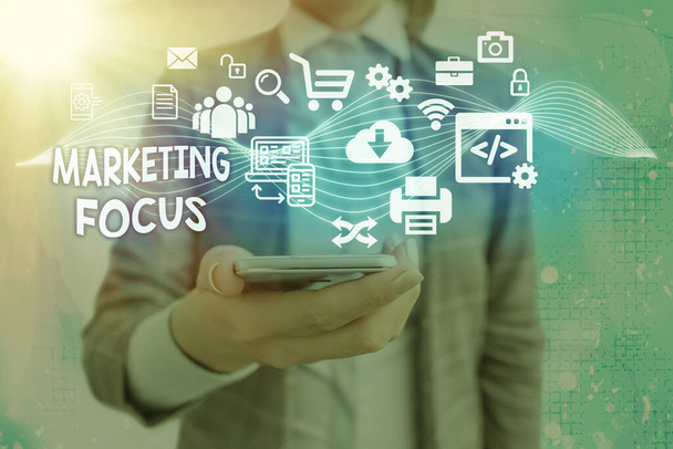 Znak tekstowy pokazujący Marketing Focus. Pojęcie zdjęcia rozumiejąc swoich klientów i ich potrzeb przy użyciu statystyk. - Zdjęcie, obraz