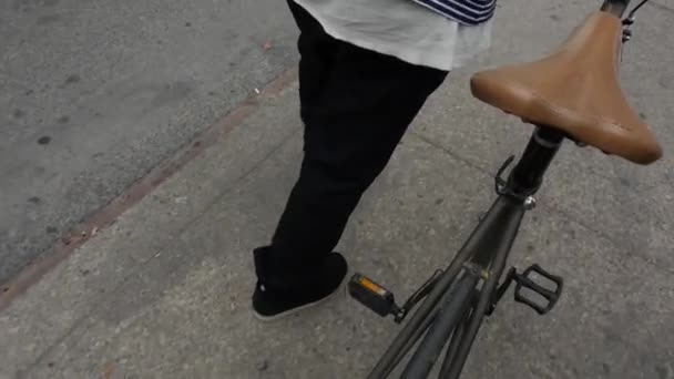 Άνθρωπος με ποδήλατο περπάτημα στο πεζοδρόμιο - Πλάνα, βίντεο