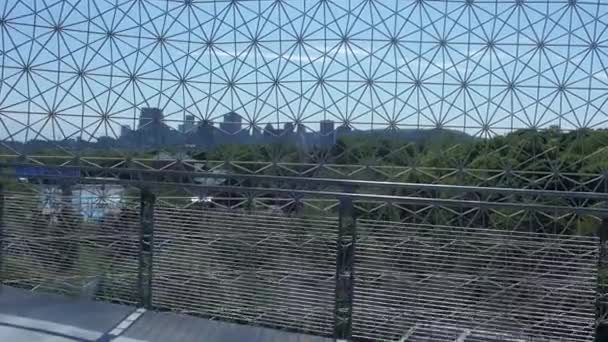 Widok na miasto ze słynnej kopuły geodezyjnej - Materiał filmowy, wideo