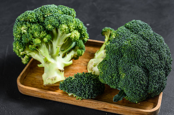 Tahta bir kasede taze brokoli. Siyah arka plan. Üst görünüm - Fotoğraf, Görsel