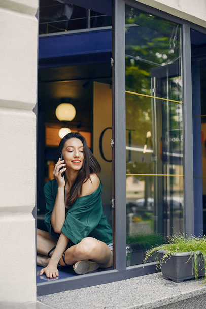 Fashion girl standing in a summer cafe - Foto, Bild