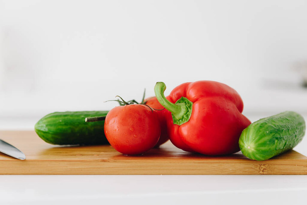 Gros plan de poivron, tomates et concombres, frais et bio
 - Photo, image
