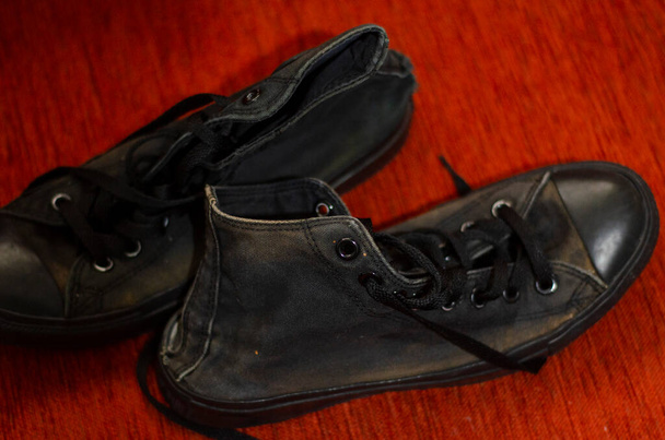 Rongyos fekete Stílusos Cipők, Vintage fekete Stílusos Cipők - Fotó, kép
