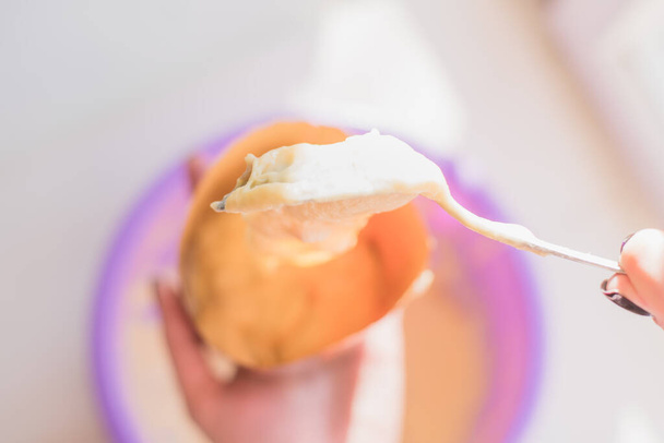 Femme met de la pâte dans un moule à cupcake avec une cuillère
 - Photo, image