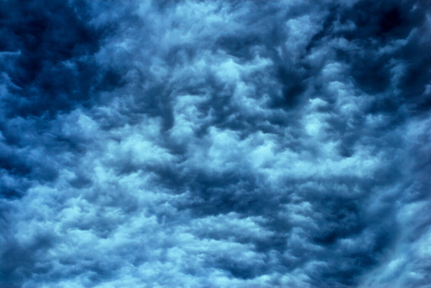 Υπόβαθρο Υφή των σκοτεινών δυσοίωνων σύννεφα καταιγίδα. - Φωτογραφία, εικόνα