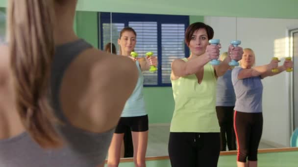 szkolenia fitness club, siłownia i sportowe aktywności osób 24of27 - Materiał filmowy, wideo