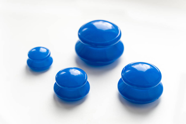 Frascos de vácuo de silicone para massagem, contra a celulite, aptidão facial, azul, em um fundo branco
 - Foto, Imagem