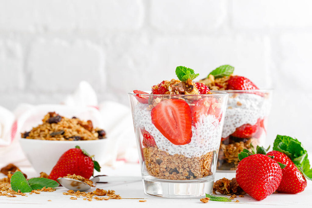 Strawberry parfait with yogurt, homemade granola and fresh berries - Fotografie, Obrázek