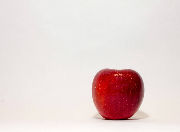 Doce maçã madura vermelha no fundo branco
 - Foto, Imagem