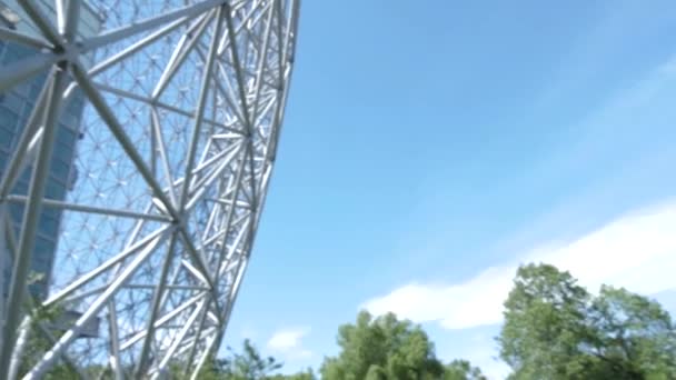 Геодезический купол под ясным и облачным небом
 - Кадры, видео