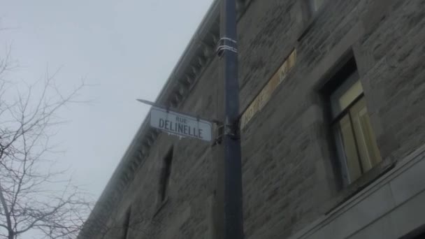Flèche pointant vers le nom de la rue
 - Séquence, vidéo