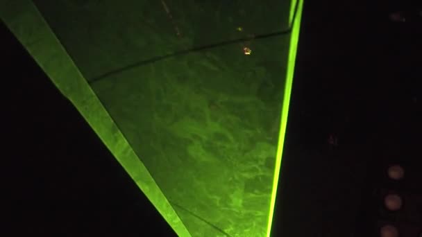 Vihreä valaistu valokeila konsertissa
 - Materiaali, video