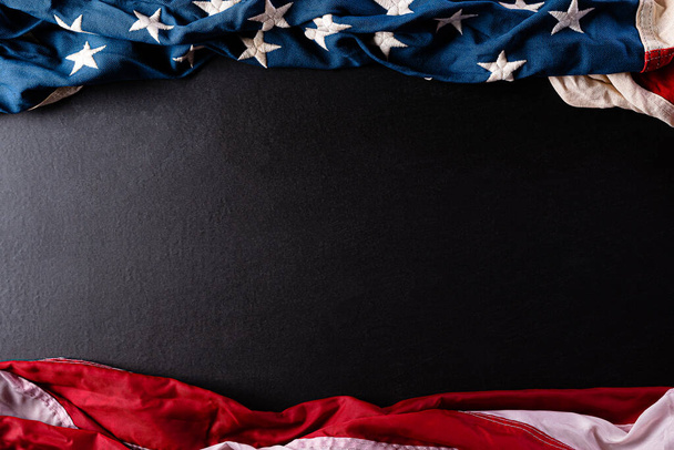 Feliz Día de los Caídos. Banderas americanas con el texto RECUERDE Y HONOR sobre un fondo negro. 25 de mayo
. - Foto, Imagen