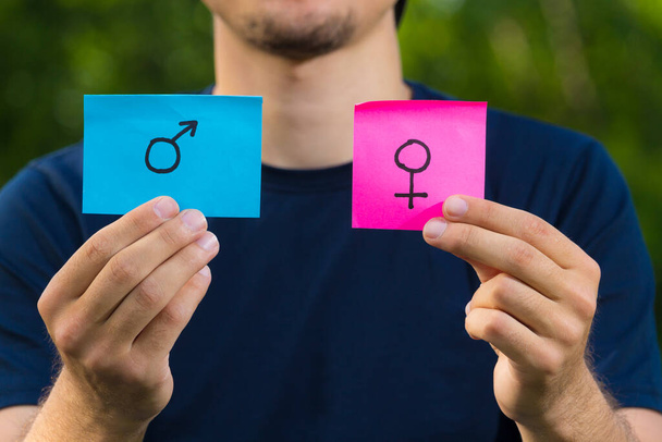 Символ мужчины и женщины в руках на цветных наклейках. Концепция психологии отношений. Toned
 - Фото, изображение