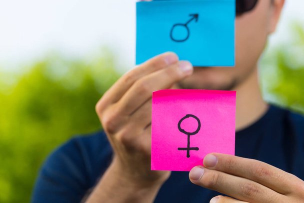 Simbolo di uomo e donna in mano su adesivi a colori. Il concetto di psicologia delle relazioni. Tonica
 - Foto, immagini