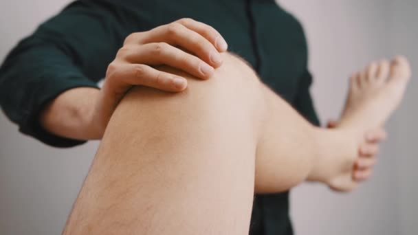 Fyzioterapie. Technik kontroluje flexibilitu kolene - Záběry, video