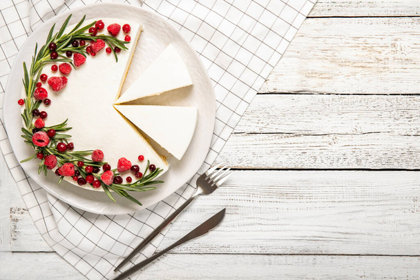 Plate with delicious raspberry cheesecake. On a wooden background - Foto, Bild
