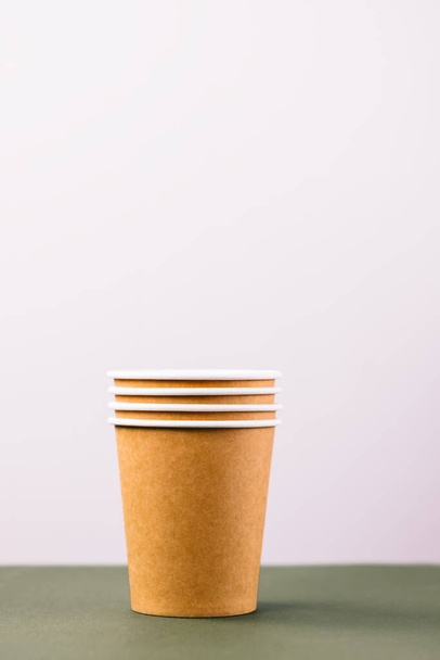 Jednorazowy kubek do kawy na wynos przyjazny dla środowiska. - Zdjęcie, obraz