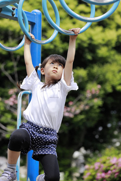 Japoński dziewczyna gra z małpa bary (5 lat) - Zdjęcie, obraz