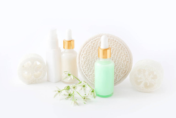 Přírodní kosmetické kožní láhve kontejnery na bílém pozadí. - Fotografie, Obrázek