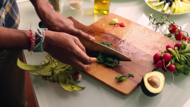 Person hands preparing dime herb on wooden chopping board - Materiał filmowy, wideo