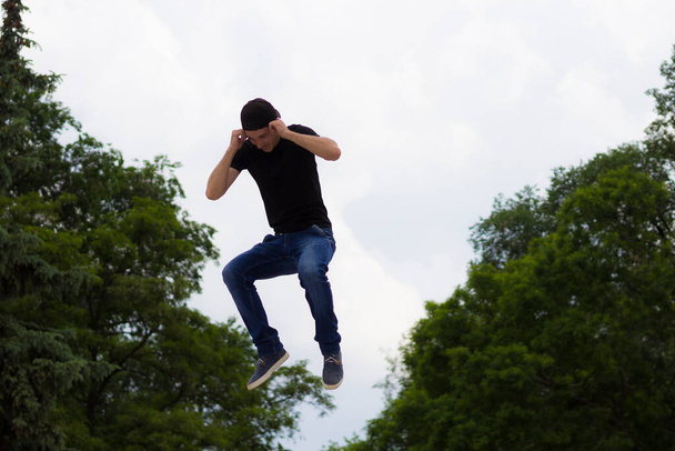 Man in een sprong, levensstijl vliegen, extreem als een levensstijl - Foto, afbeelding