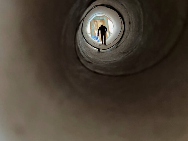 миниатюрный мир, человек идет домой через картонный туннель
 - Фото, изображение