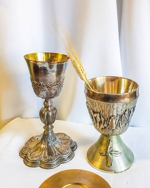ear of wheat ripens for bread which becomes the body of jesus christ and chalice to receive wine, the blood of christ, for the mass of the faithful. - Photo, Image