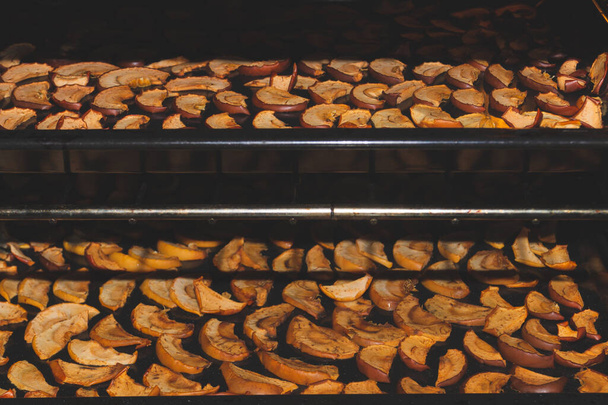 Dried apple slices in the oven. organic healthy food. vegetarian nutrition - Foto, immagini