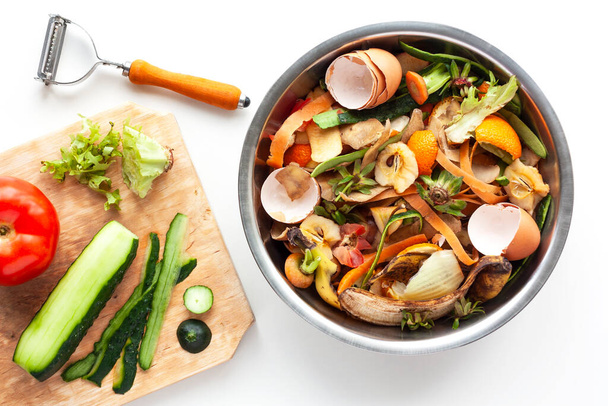Organiczne odpady żywnościowe i warzywa na desce do krojenia - Zdjęcie, obraz