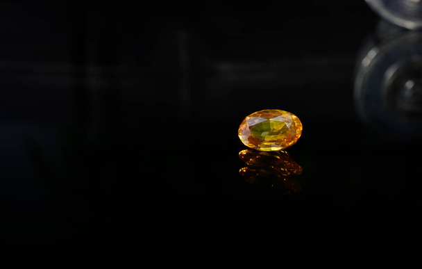 Gema y Joyería Es una gema amarilla Rara, costosa, costosa para la fabricación de joyas
 - Foto, imagen