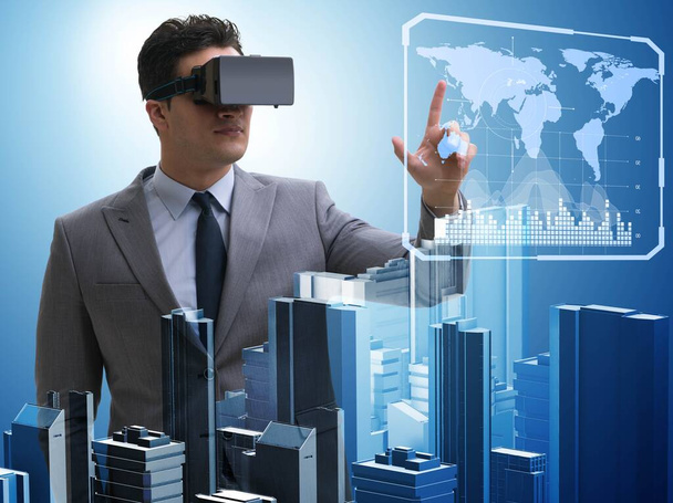 Homem com óculos de realidade virtual fazendo planejamento urbano
 - Foto, Imagem