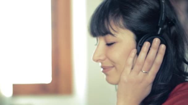 Hermosa mujer hipster escuchando música
 - Metraje, vídeo