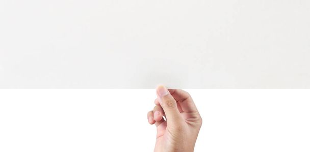 Κλείστε ένα χέρι κρατώντας το χαρτί κενό για το χαρτί επιστολών - Φωτογραφία, εικόνα