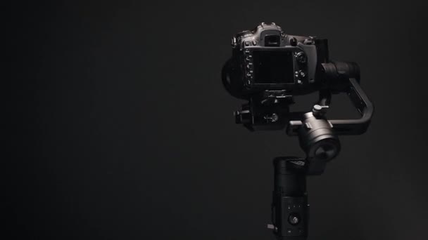 Stabilizzatore o Gimbal con una fotocamera montata, facendo movimenti di registrazione con sfondo colorato
 - Filmati, video