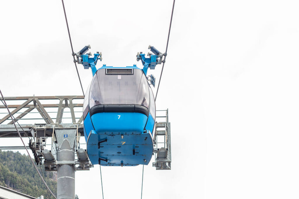 Cabine de esqui azul elevador close-up contra o céu
 - Foto, Imagem