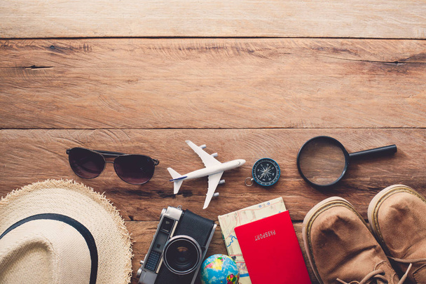 Trajes de accesorios de viaje. Pasaportes, equipaje, El costo de los mapas de viaje preparados para el viaje - Foto, Imagen