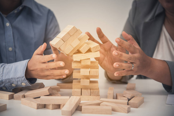 Business risks in the business. Requires planning Meditation must be careful in deciding to reduce the risk in the business. As the game drew to a wooden block from the tower - Foto, imagen