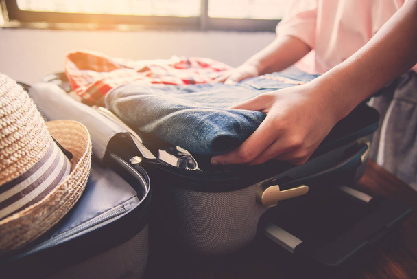 Οι τουρίστες συσκευάζουν αποσκευές για ταξίδια. - Φωτογραφία, εικόνα