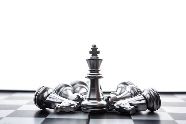 Концепция шахматной настольной игры бизнес-идей и конкуренции, а также стратегический план успеха  - Фото, изображение
