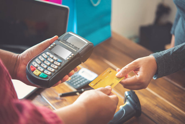 Крупним планом, використовуючи кредитну картку для оплати, відправляючи кредитну картку персоналу в машину для прослуховування кредитних карток. Онлайн оплата
 - Фото, зображення