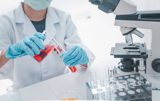 Gli scienziati stanno ricercando vaccini contro i virus nel laboratorio di medicina educazione scientifica in laboratorio. - Foto, immagini