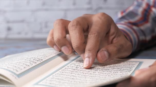 close-up van de man hand lezen holly koran. - Video