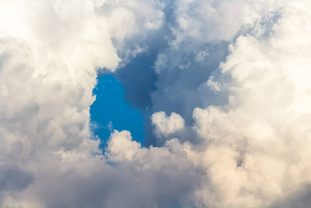 vastag felhő fedél homályos kék ég - Fotó, kép