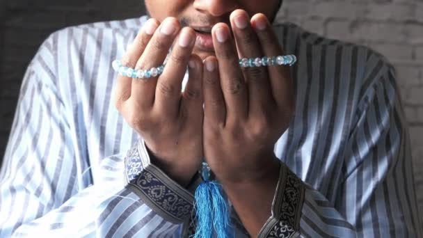 uomo musulmano che prega durante il ramadan, Close up  - Filmati, video