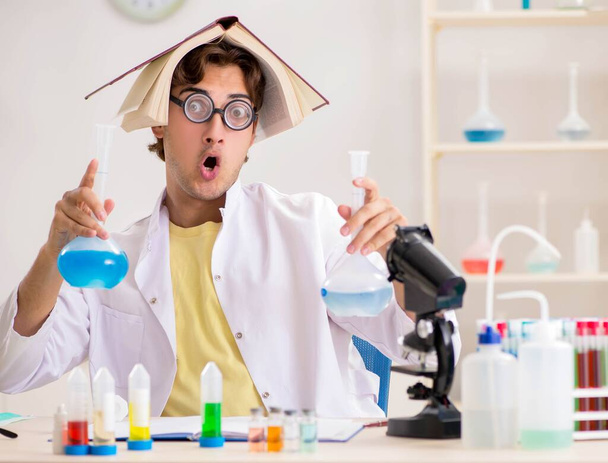 Забавні божевільні хіміки проводять експерименти і тести
 - Фото, зображення